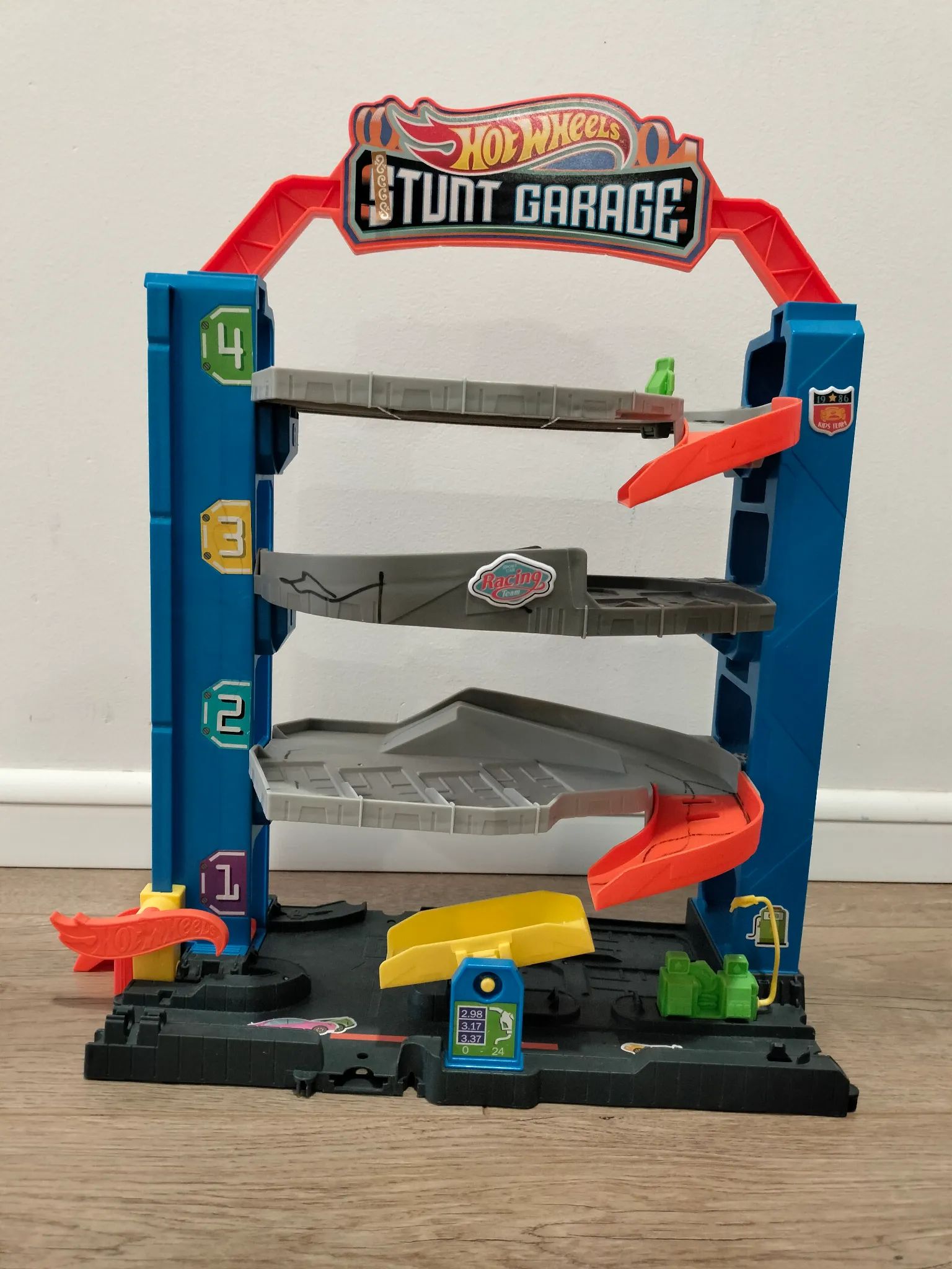 Hot wheels stunt garage